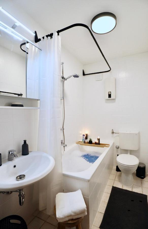 Sapphire Apartment: Free Parking + Netflix + Bathtub เอสเซน ภายนอก รูปภาพ